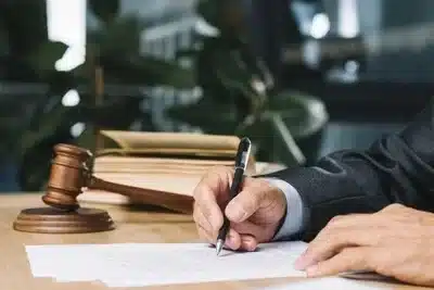 scrivania nello studio legale Scandiano