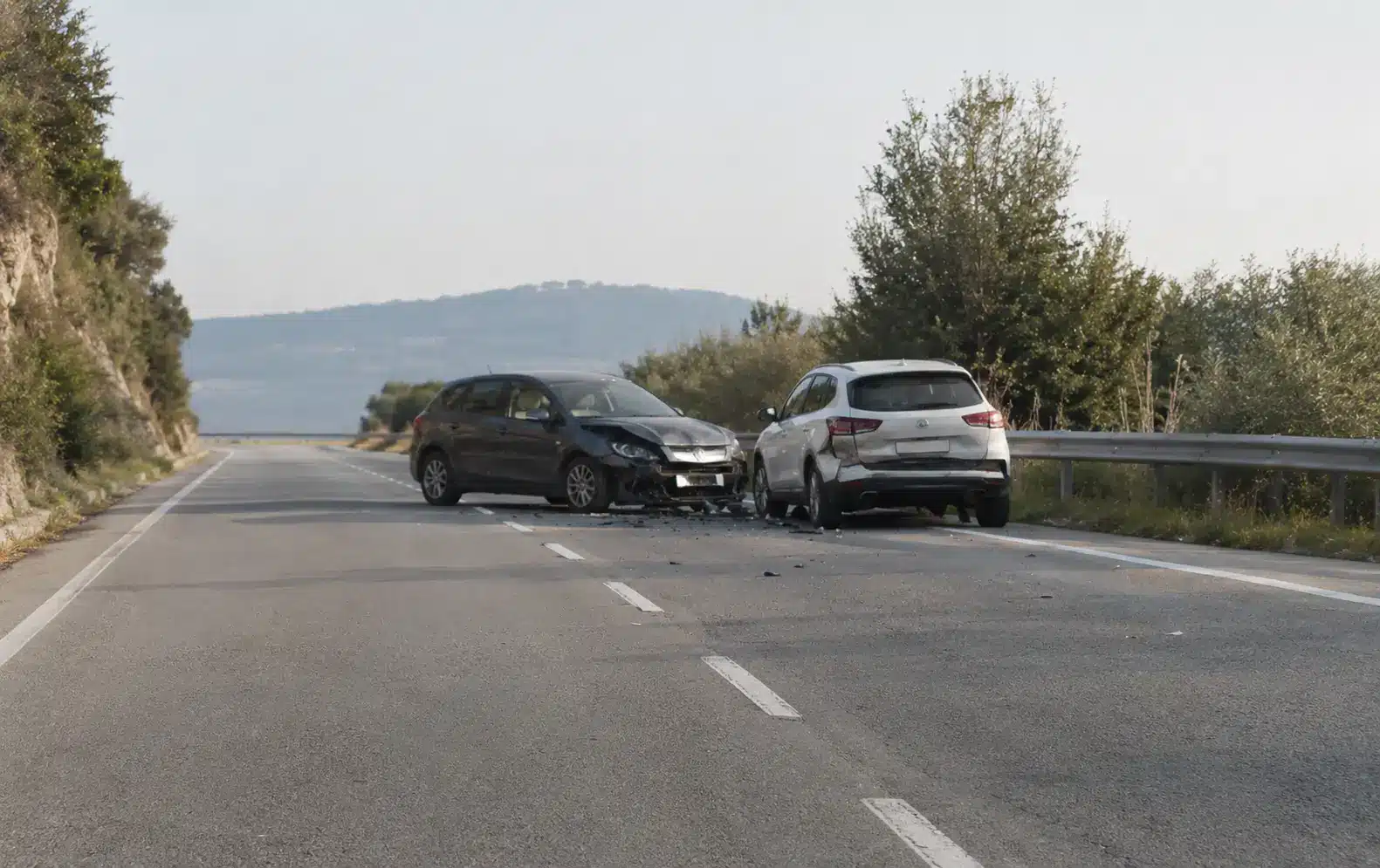 Due automobili danneggiate dopo un incidente su una strada extraurbana.
